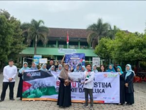 Siswa dan Orang Tua SDN 1 Sukorejo Kabupaten Kediri Bersatu untuk Palestina Bersama BMH