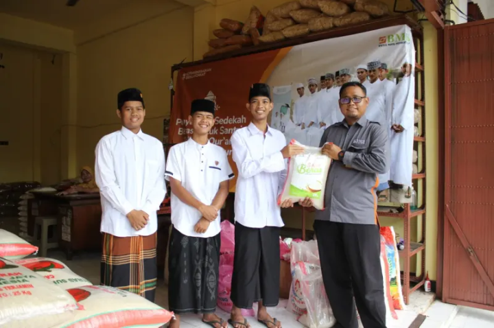 BMH Salurkan Beras Bantu Penuhi Gizi Santri Tahfizh di Jawa Timur